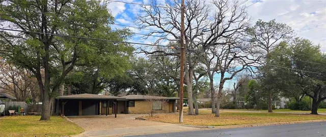 $2,490 | 802 Merritt Street, River Oaks, TX 76114