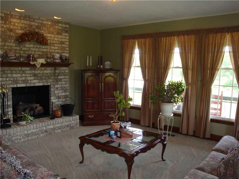 178 Brownsdale Road Butler, PA 16002 - Photo 12 of 21 Living Room.