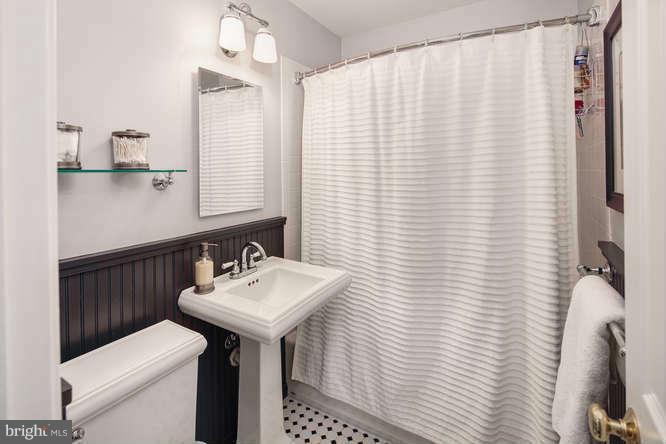 915 Robin Road Silver Spring, MD 20901 - Photo 17 of 29 Bath (Master)