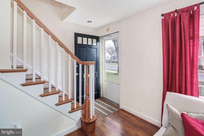 915 Robin Road Silver Spring, MD 20901 - Photo 4 of 29 Interior (General)