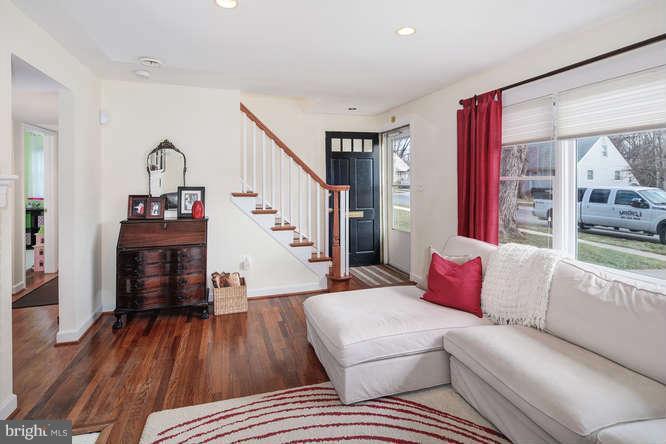 915 Robin Road Silver Spring, MD 20901 - Photo 6 of 29 Living Room