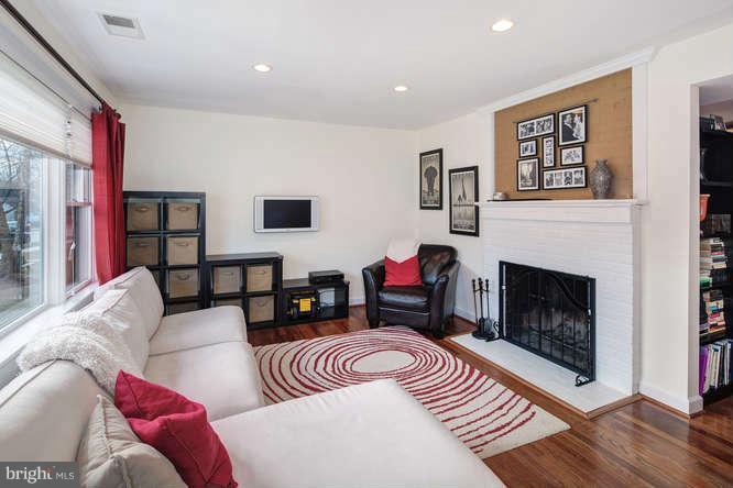 915 Robin Road Silver Spring, MD 20901 - Photo 7 of 29 Living Room
