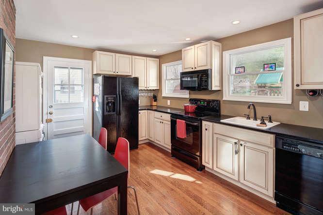 915 Robin Road Silver Spring, MD 20901 - Photo 9 of 29 Kitchen