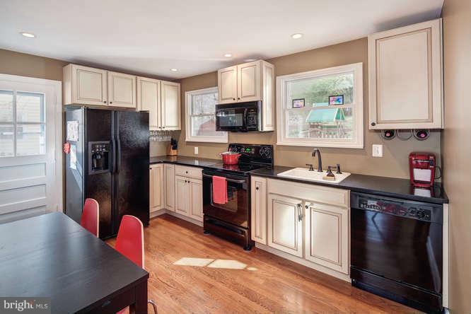 915 Robin Road Silver Spring, MD 20901 - Photo 10 of 29 Kitchen