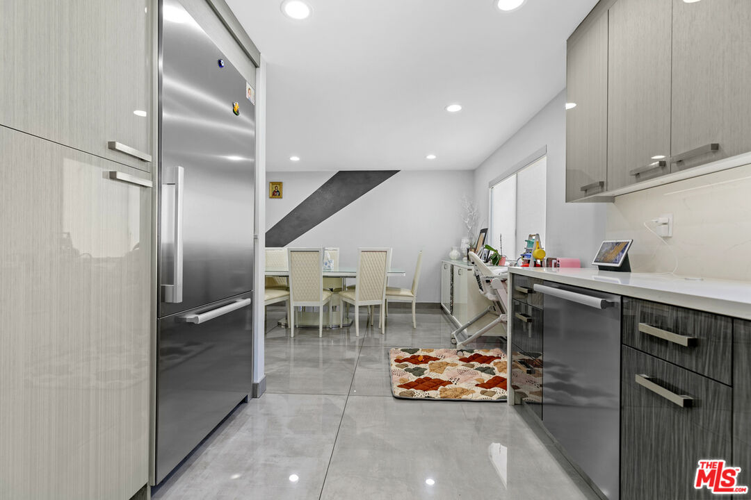 9772 Vía Roma Burbank, CA 91504 - Photo 14 of 44 an entryway with a workspace