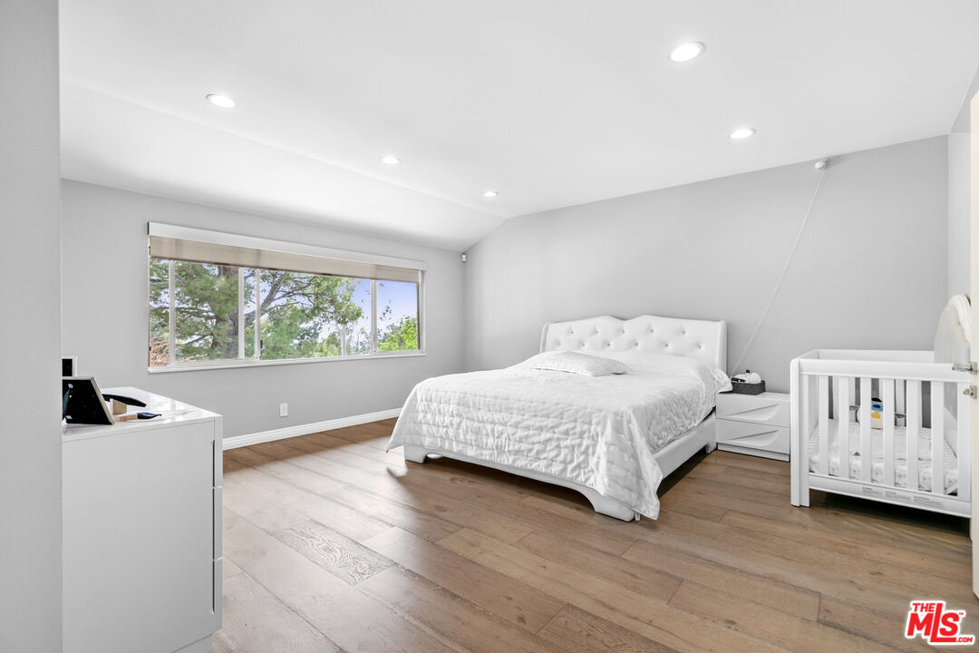 9772 Vía Roma Burbank, CA 91504 - Photo 19 of 44 a spacious bedroom with a bed and a window