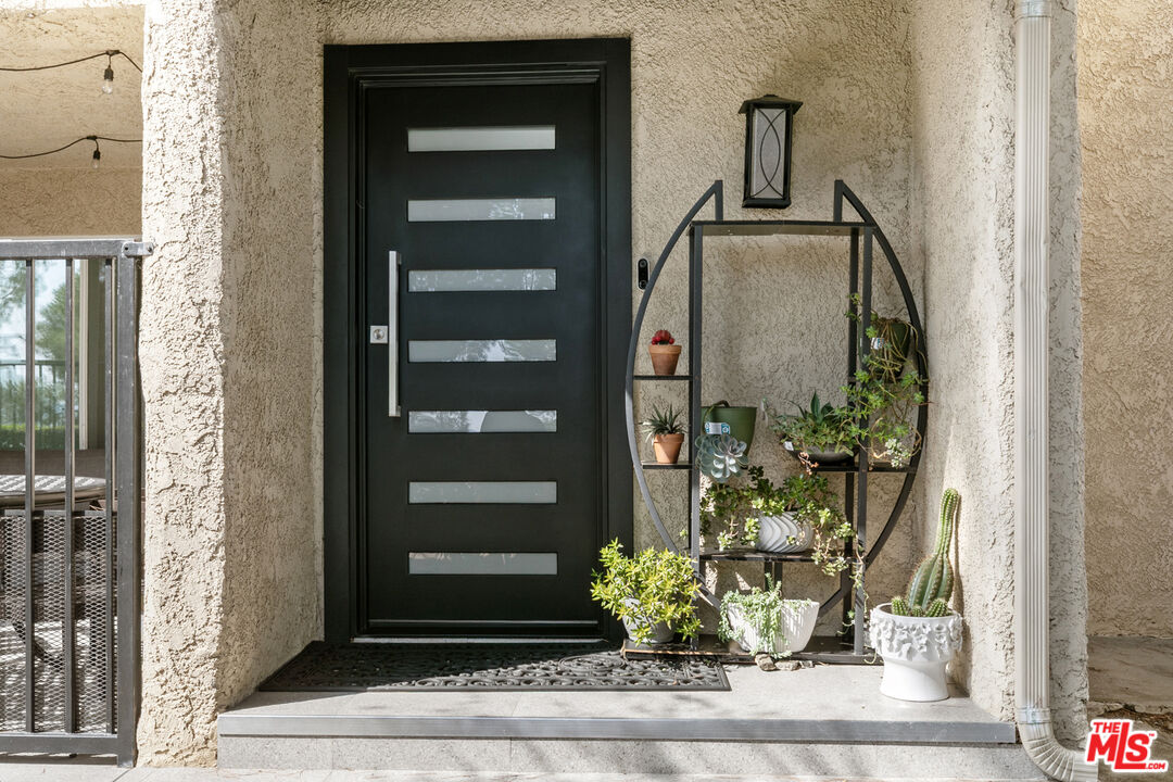 9772 Vía Roma Burbank, CA 91504 - Photo 2 of 44 a view of a entryway