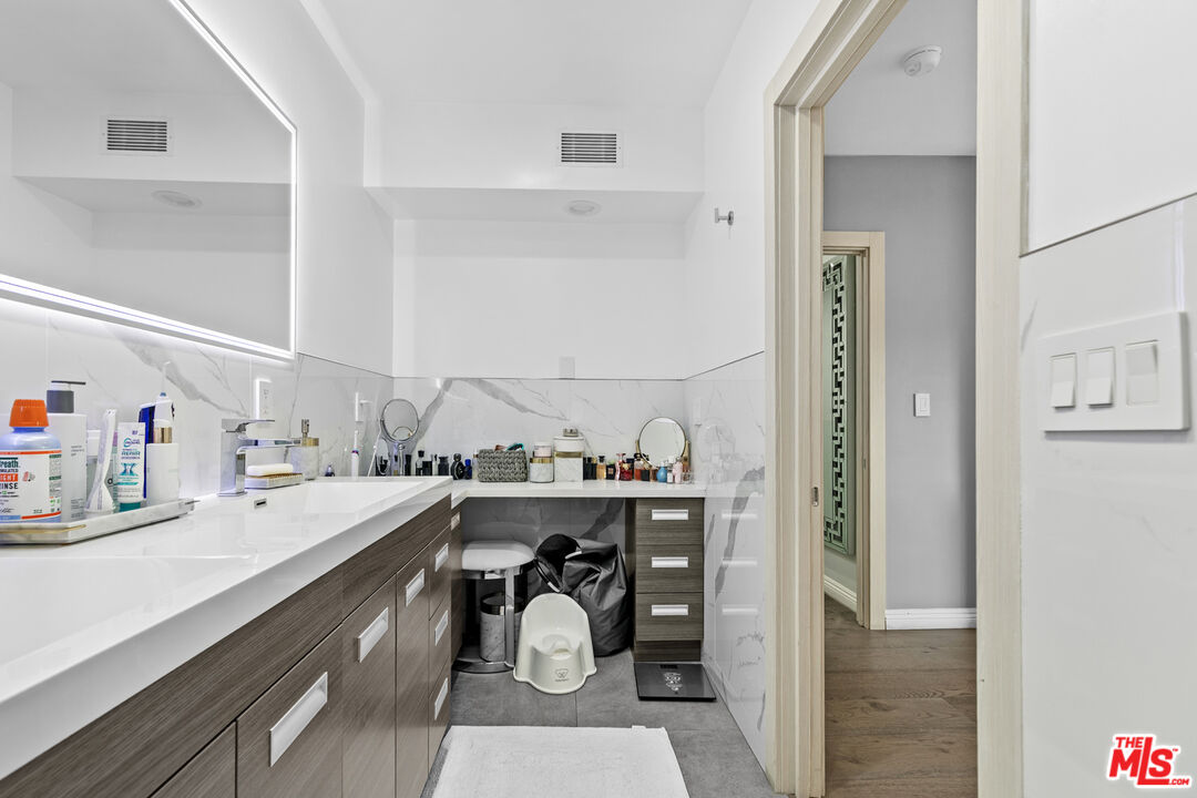9772 Vía Roma Burbank, CA 91504 - Photo 22 of 44 a kitchen with a sink and cabinets