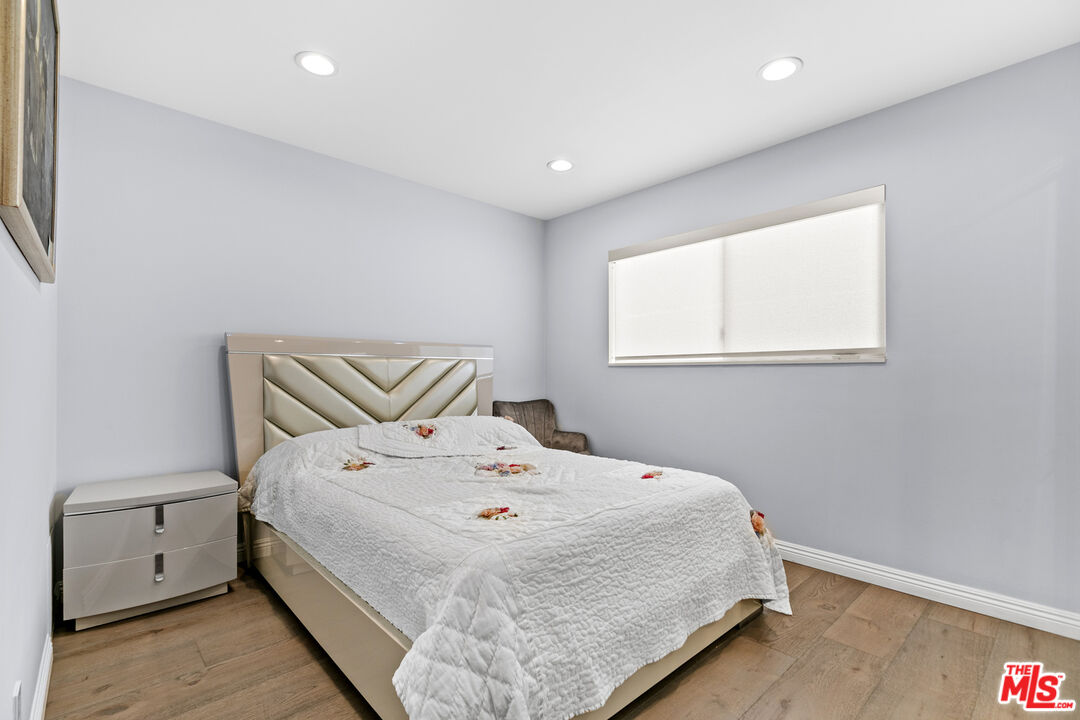 9772 Vía Roma Burbank, CA 91504 - Photo 26 of 44 a bedroom with a bed and a window