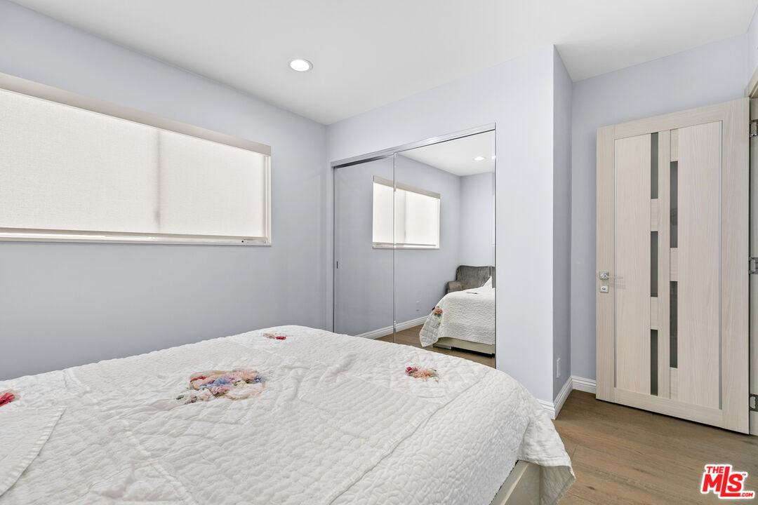 9772 Vía Roma Burbank, CA 91504 - Photo 27 of 44 a bedroom with a white bed and white cabinets