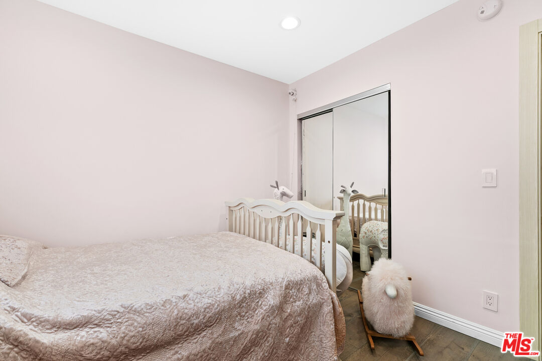 9772 Vía Roma Burbank, CA 91504 - Photo 30 of 44 a bedroom with a bed and a window