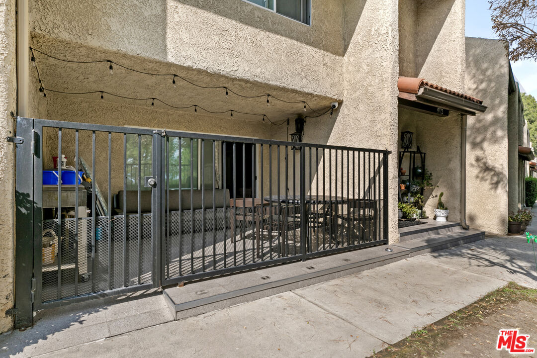 9772 Vía Roma Burbank, CA 91504 - Photo 3 of 44