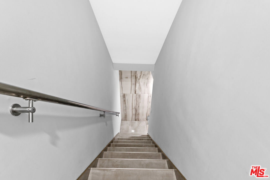 9772 Vía Roma Burbank, CA 91504 - Photo 31 of 44 a view of entryway