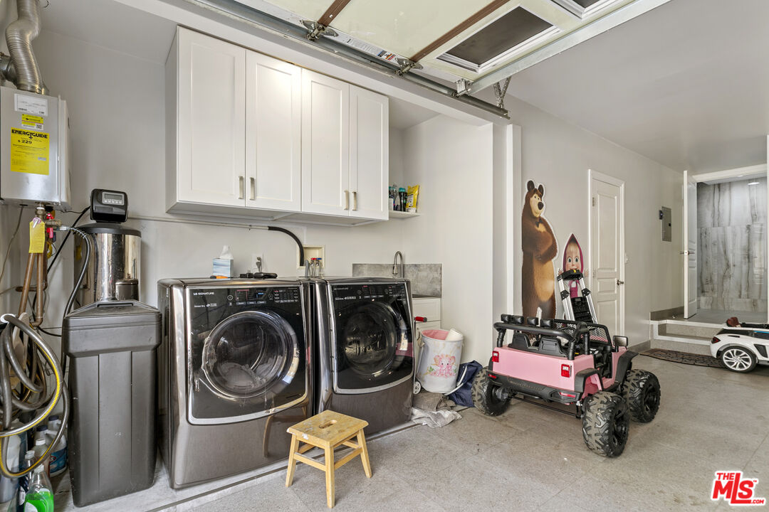 9772 Vía Roma Burbank, CA 91504 - Photo 34 of 44 a view of utility room
