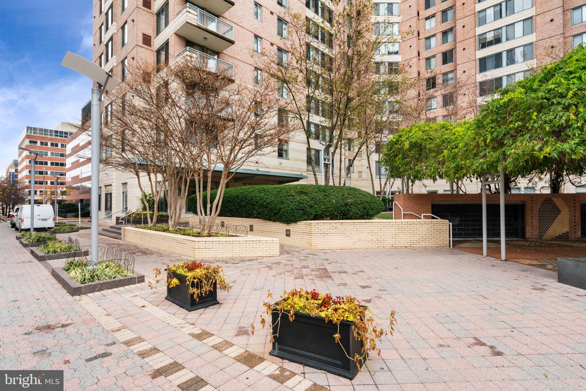 851 North Glebe Road, Unit 1011 Arlington, VA 22203 - Photo 3 of 41 a view of a lounge chair and tables in the patio