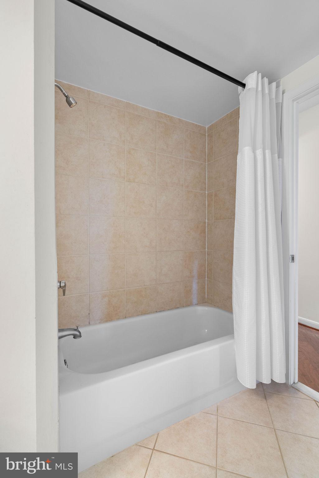 851 North Glebe Road, Unit 1011 Arlington, VA 22203 - Photo 30 of 41 a bathroom with a bathtub and a shower