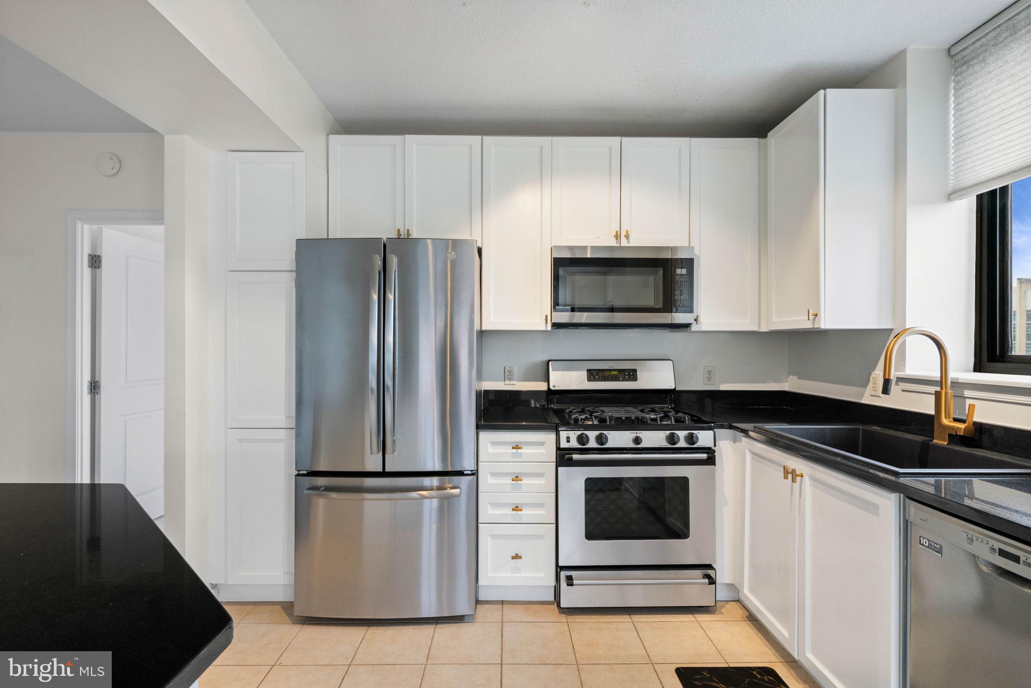 851 North Glebe Road, Unit 1011 Arlington, VA 22203 - Photo 9 of 41 a kitchen with a refrigerator stove and microwave