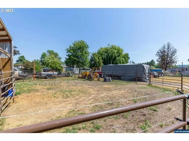 a view of a backyard