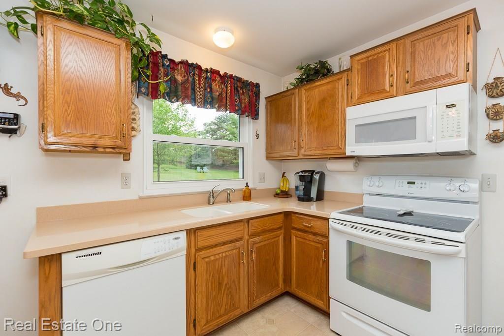 572 Bolinger Street Rochester, MI 48307 - Photo 8 of 23 Bolinger-W011.jpg