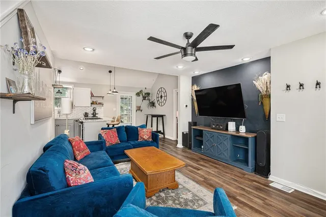 $299,500 | 917 East 77th Street, Kansas City, MO 64131