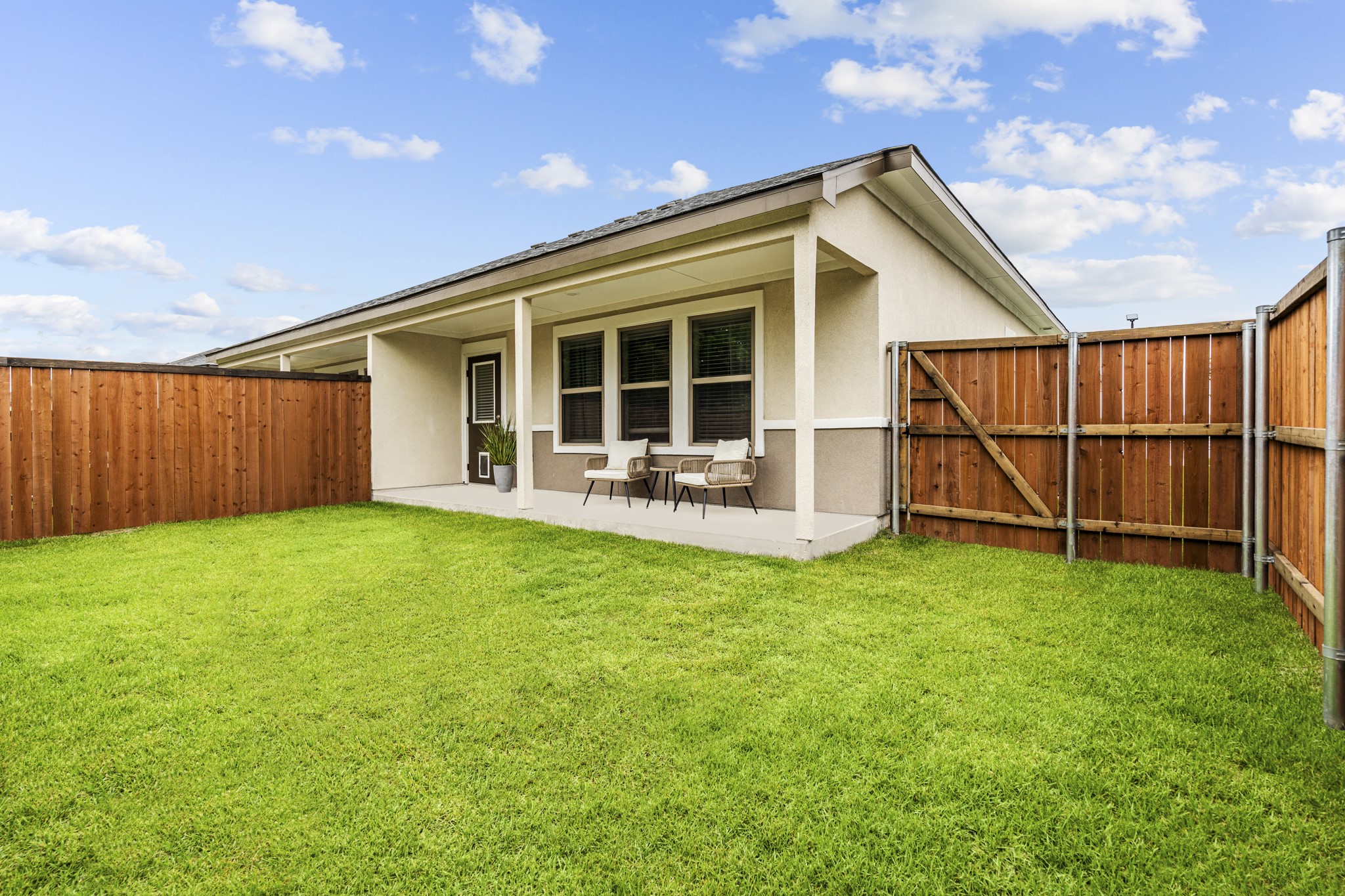 a view of a house with backyard and pool