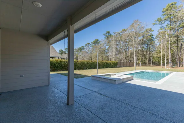 $415,000 | 430 Kickapoo Drive, Anahuac, TX 77514