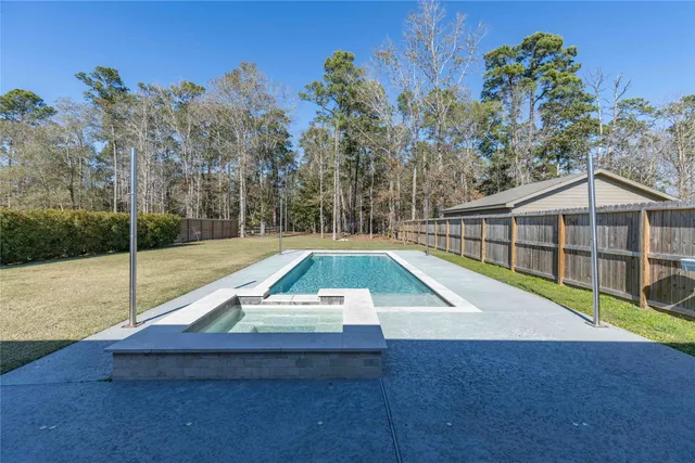 $415,000 | 430 Kickapoo Drive, Anahuac, TX 77514