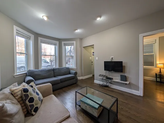 $2,895 | 1911 West Addison Street, Unit 1, Chicago, IL 60613