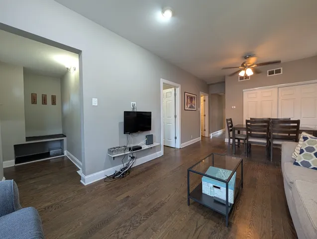 $2,895 | 1911 West Addison Street, Unit 1, Chicago, IL 60613