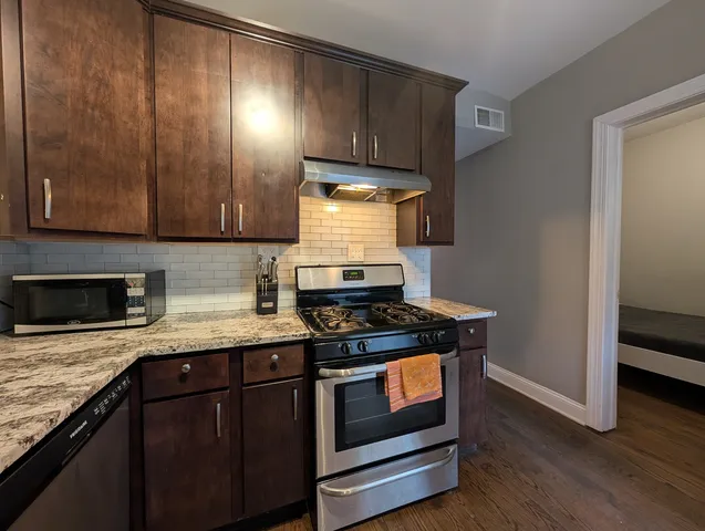 $2,895 | 1911 West Addison Street, Unit 1, Chicago, IL 60613