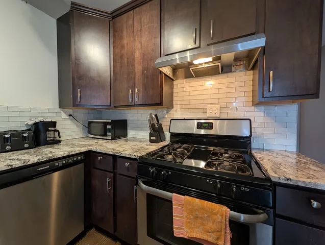 $2,895 | 1911 West Addison Street, Unit 1, Chicago, IL 60613
