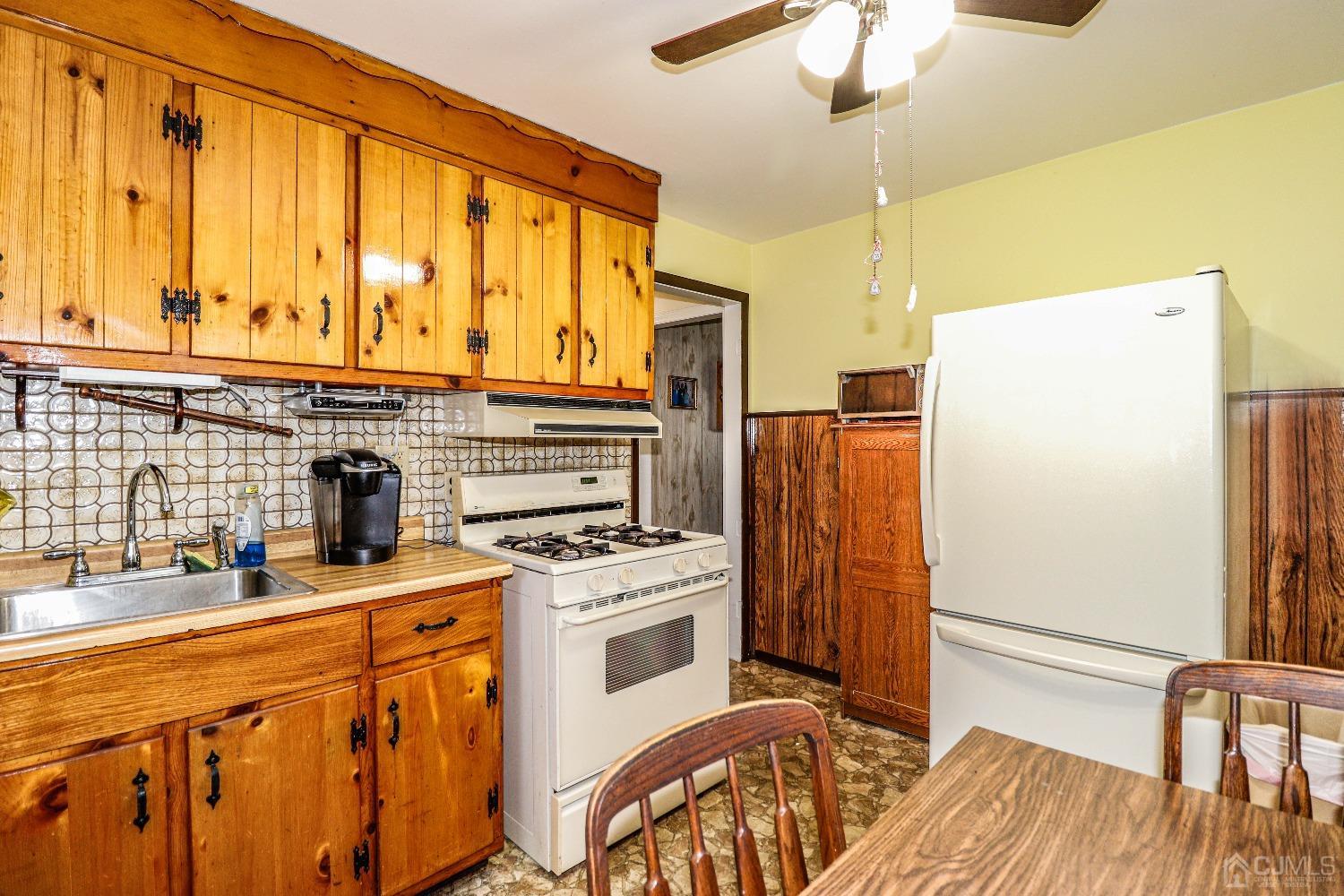 17 Meade Street Sewaren, NJ 07077 - Photo 11 of 30