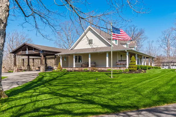 a view of a house with backyard and garden