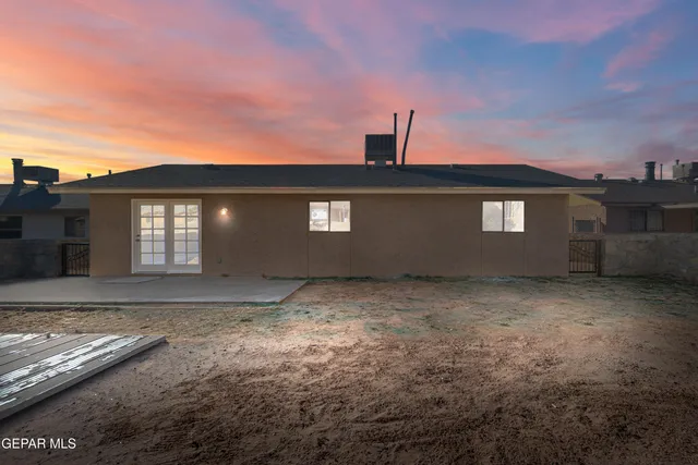 a view of backyard of the house