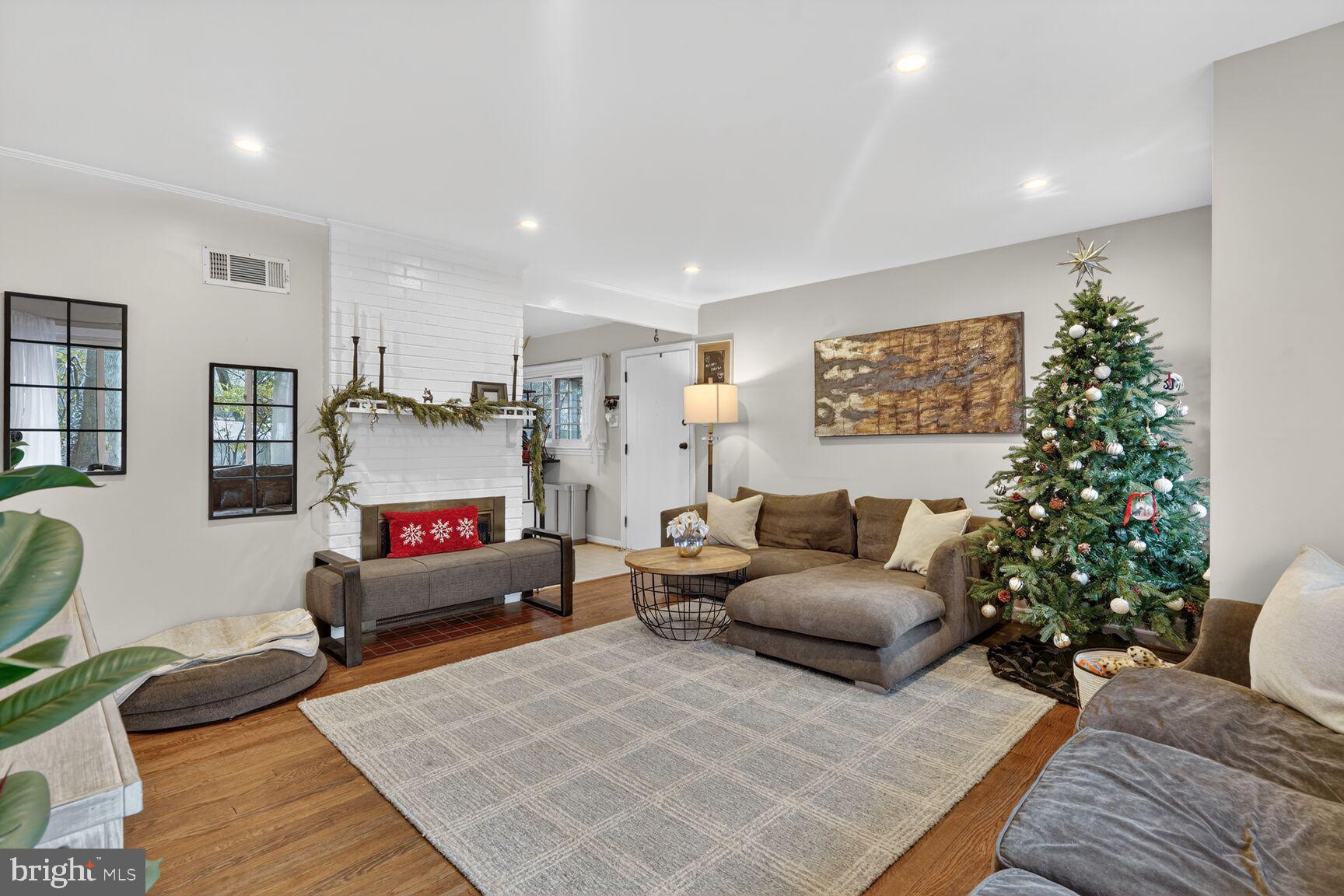2802 Dawson Avenue Silver Spring, MD 20902 - Photo 5 of 30 Living Room