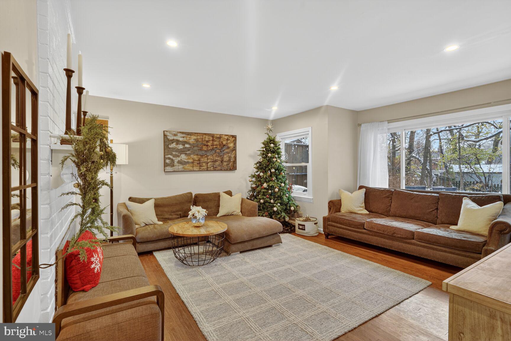 2802 Dawson Avenue Silver Spring, MD 20902 - Photo 6 of 30 Living Room