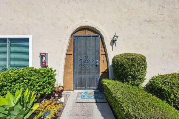 a view of a entrance of the house