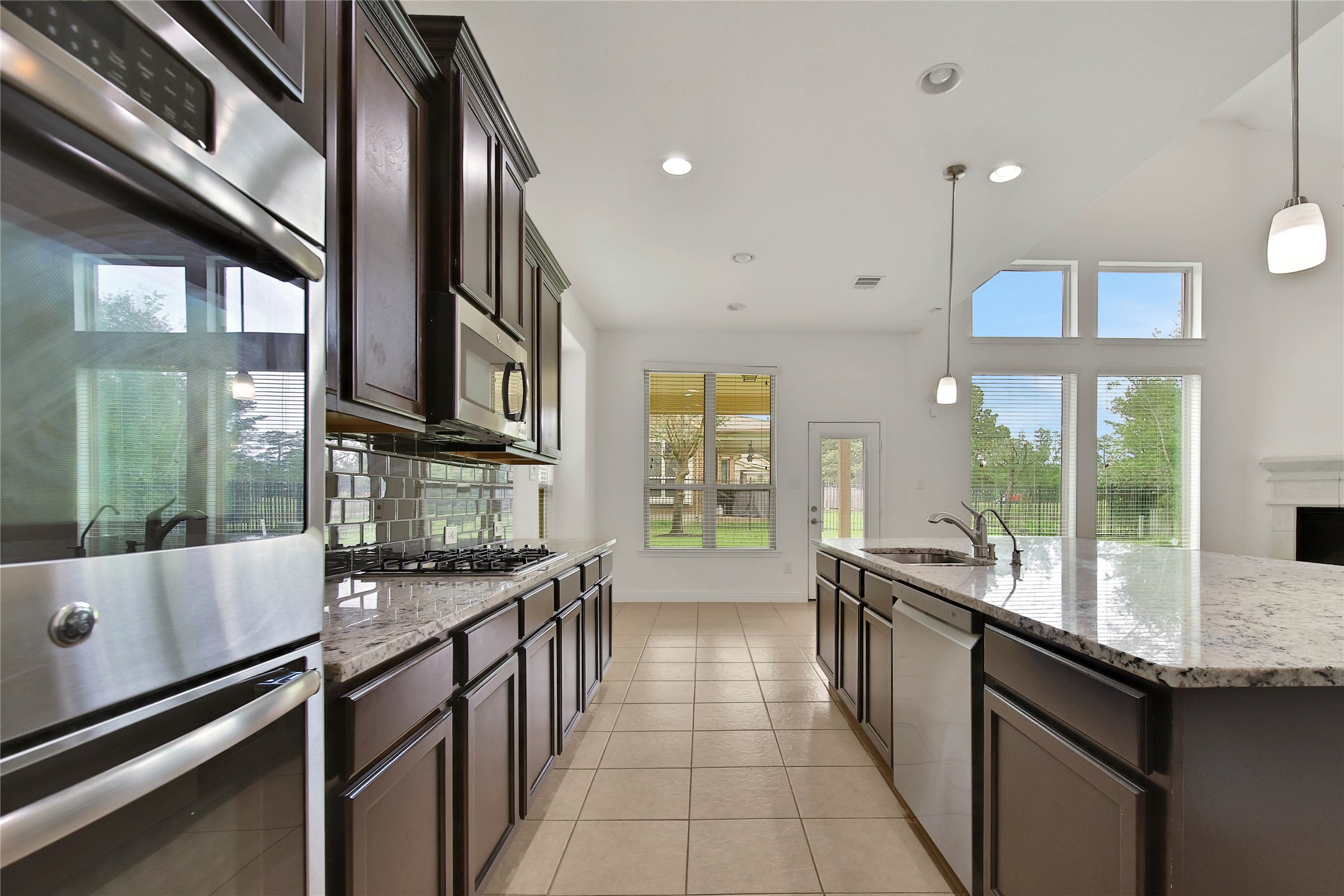 27 Waterfall Way Tomball, TX 77375 - Photo 8 of 29