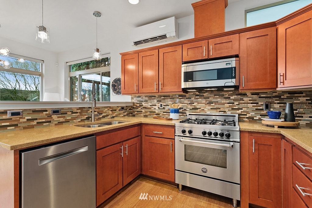 4207 Whitman Avenue North Seattle, WA 98103 - Photo 6 of 23