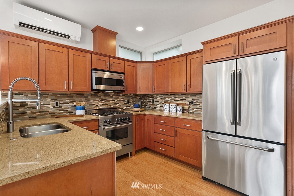 4207 Whitman Avenue North Seattle, WA 98103 - Photo 7 of 23