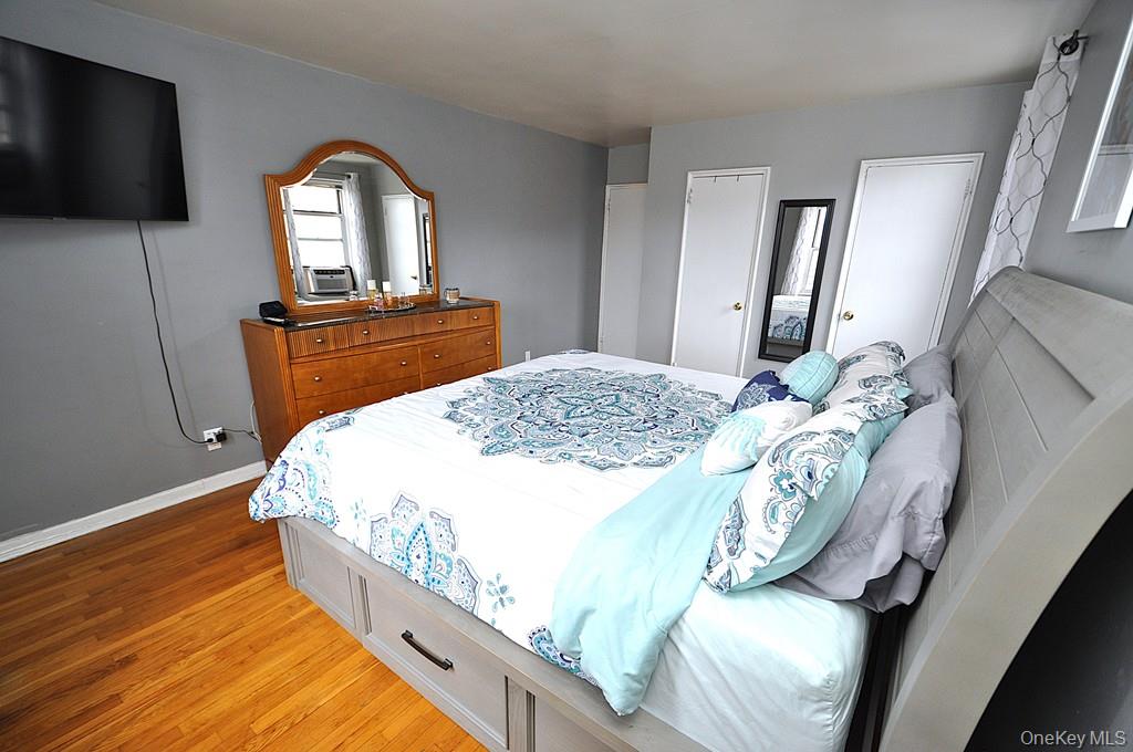 1 Vincent Road, Unit 6B Bronxville, NY 10708 - Photo 18 of 28 a bedroom with a bed and a television