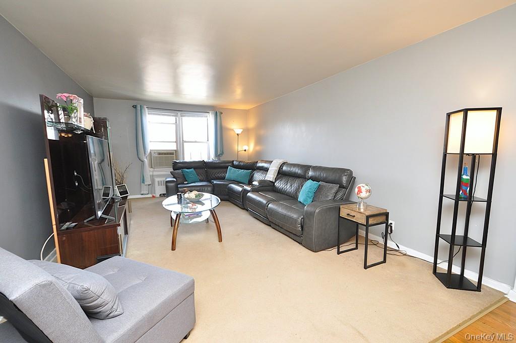 1 Vincent Road, Unit 6B Bronxville, NY 10708 - Photo 4 of 28 a living room with furniture rug and window