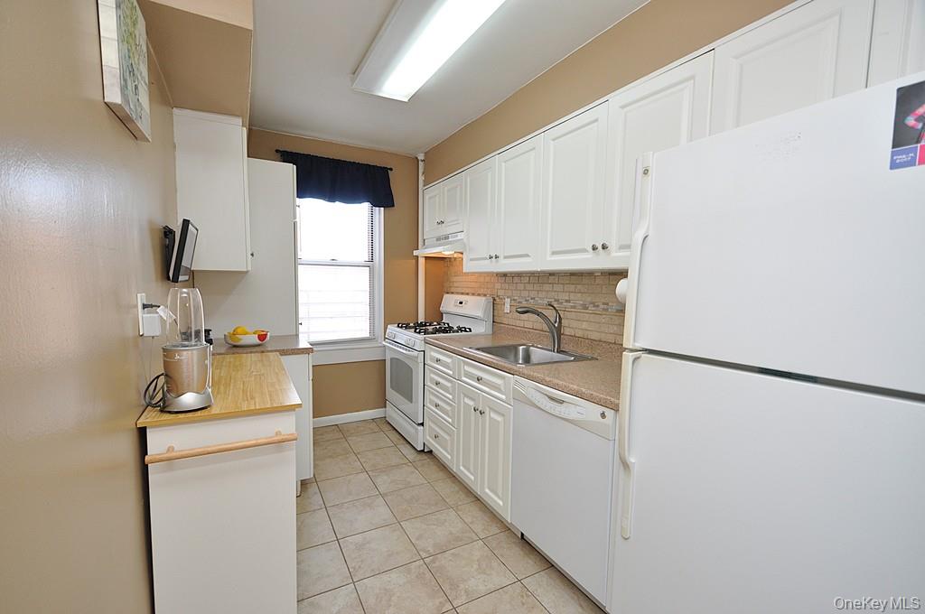 1 Vincent Road, Unit 6B Bronxville, NY 10708 - Photo 8 of 28 a kitchen with a refrigerator sink and stove