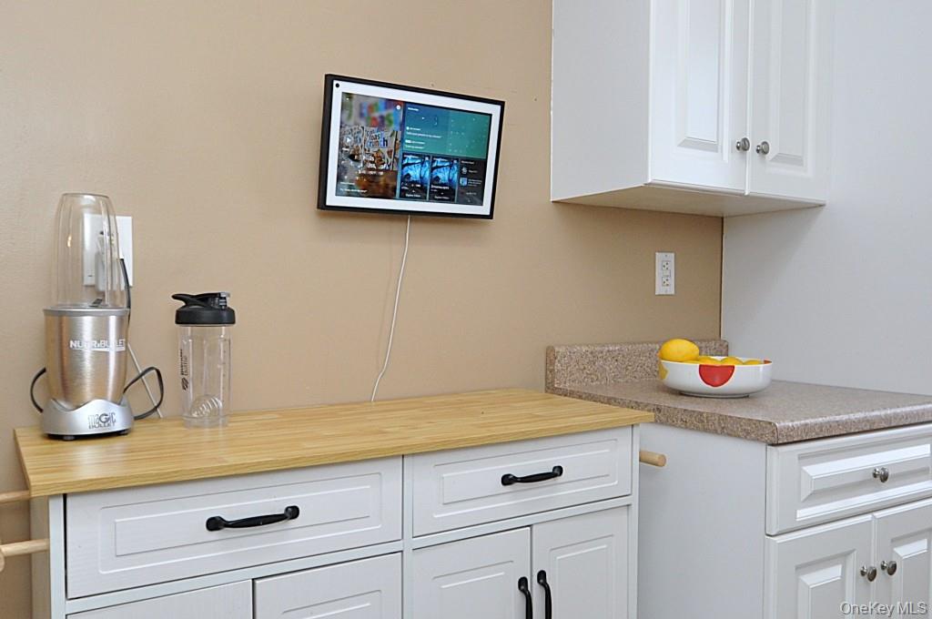 1 Vincent Road, Unit 6B Bronxville, NY 10708 - Photo 9 of 28 a kitchen with a sink and cabinets