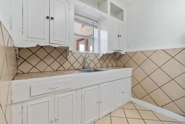 $975 | 1630 West Rosewood Avenue, Unit C, San Antonio, TX 78201