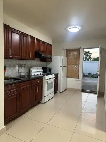 a view of a backyard