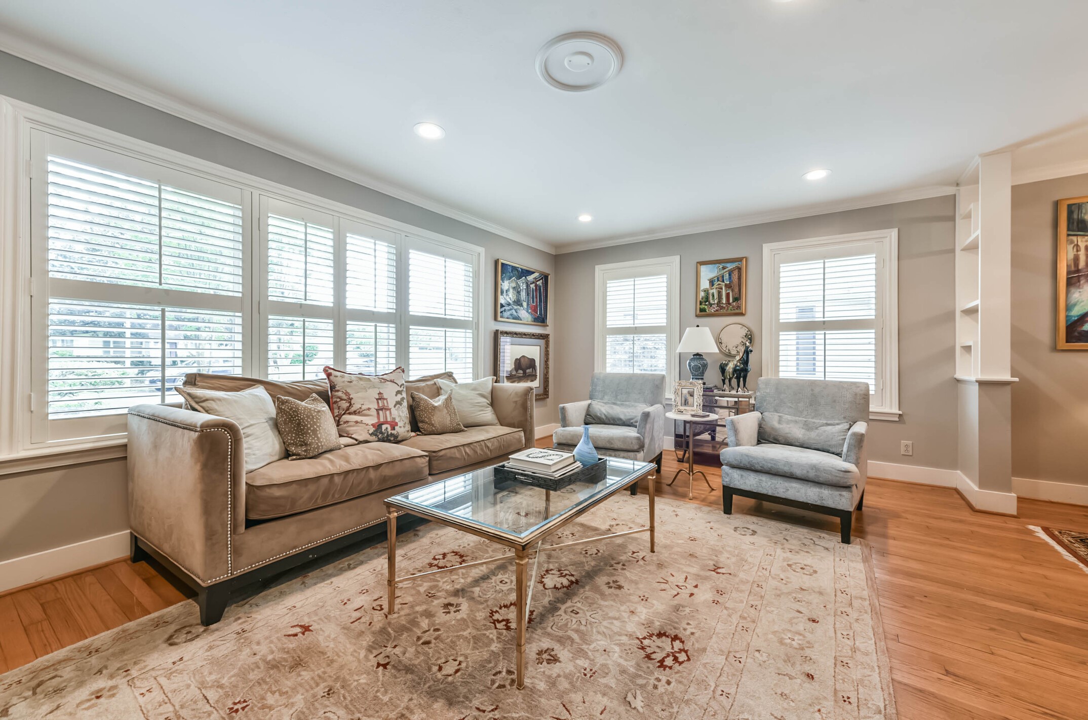 906 Bay Oaks Road Houston, TX 77008 - Photo 6 of 26 The spacious living room is filled with copious amounts of natural light brought in through the large windows with plantation shutters.