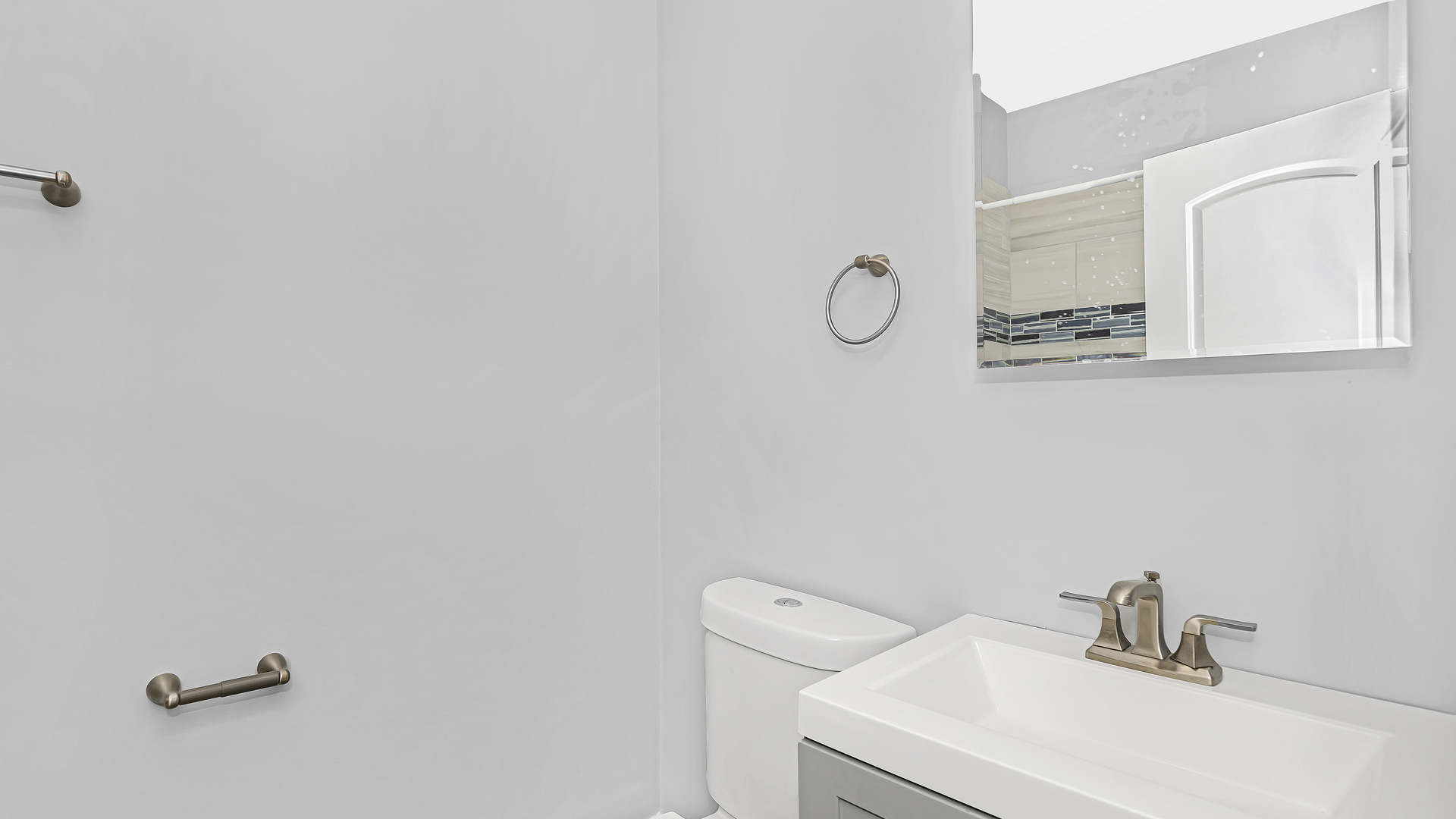 342 East 50th Street, Unit 1 Chicago, IL 60615 - Photo 12 of 16 a bathroom with a sink and mirror