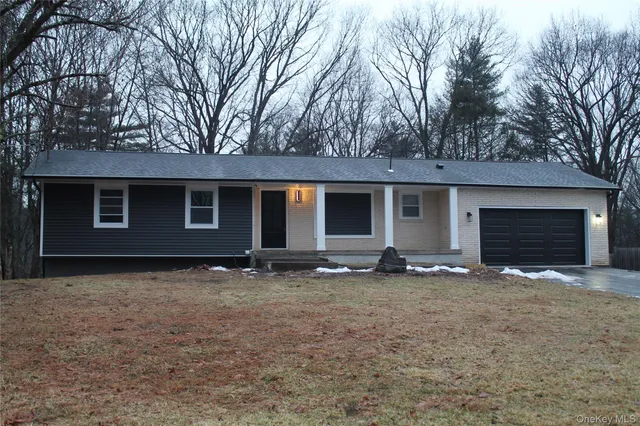 a view of a house with yard in front of it