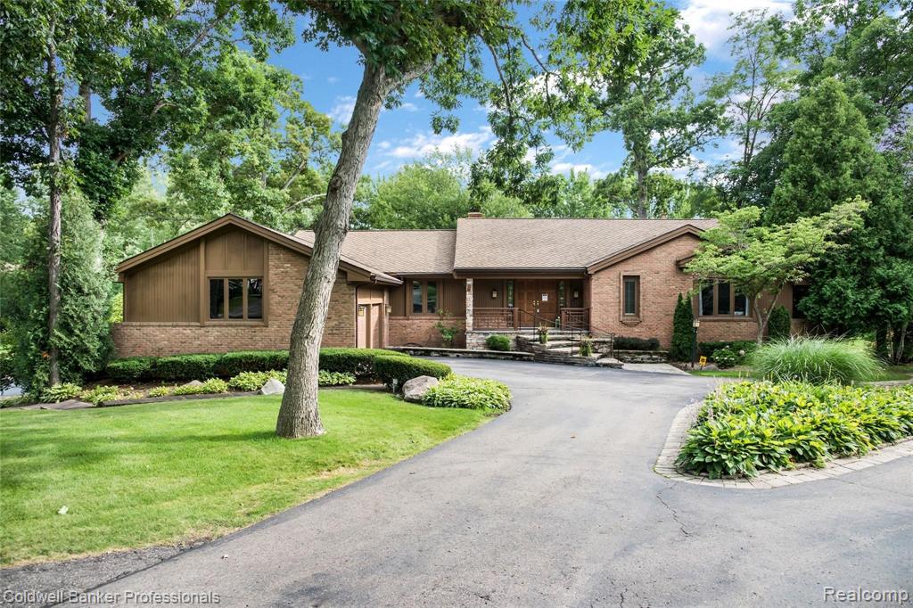 135 West Hickory Grove Road Bloomfield Hills, MI 48304 - Photo 37 of 42